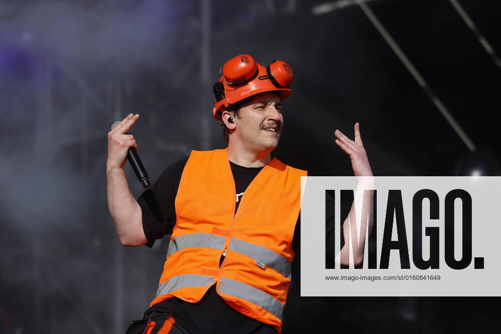 Rapper BattleBoi Basti bei Rock am Ring 2022. Knapp 90.000 Besucher bejubeln in diesem Jahr die Auftritte von etwa 70 Bands. Rock am Ring ist ein von Marek Lieberberg gegründetes Musikfestival, das traditionell auf dem Nürburgring in der Nähe der Stadt Adenau in der Eifel stattfindet. Es gilt als das traditionsreichste Rockfestival Deutschlands. Nürburg, 04.06.2022 Rheinland-Pfalz Deutschland