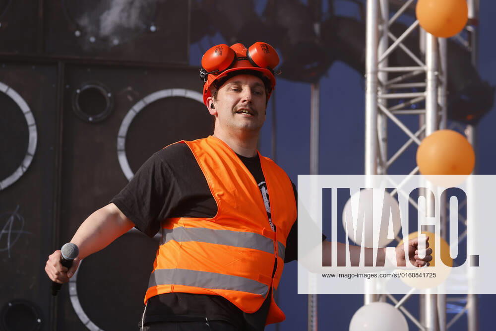 Rapper BattleBoi Basti bei Rock am Ring 2022. Knapp 90.000 Besucher bejubeln in diesem Jahr die Auftritte von etwa 70 Bands. Rock am Ring ist ein von Marek Lieberberg gegründetes Musikfestival, das traditionell auf dem Nürburgring in der Nähe der Stadt Adenau in der Eifel stattfindet. Es gilt als das traditionsreichste Rockfestival Deutschlands. Nürburg, 04.06.2022 Rheinland-Pfalz Deutschland