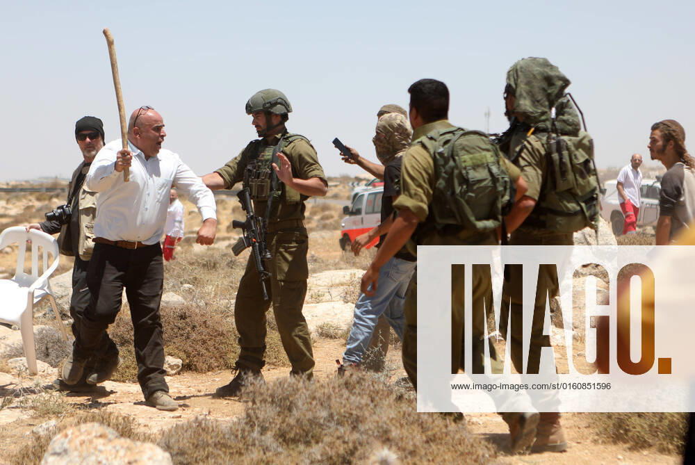 (220610) -- HEBRON, June 10, 2022 -- Palestinians clash with Israeli soldiers and Israeli settlers during a protest against the expanding of Jewish settlements, in Yatta village near the West Bank city of Hebron, on June 10, 2022. (Photo by Xinhua) MIDEAST-HEBRON-CLASHES MamounxWazwaz