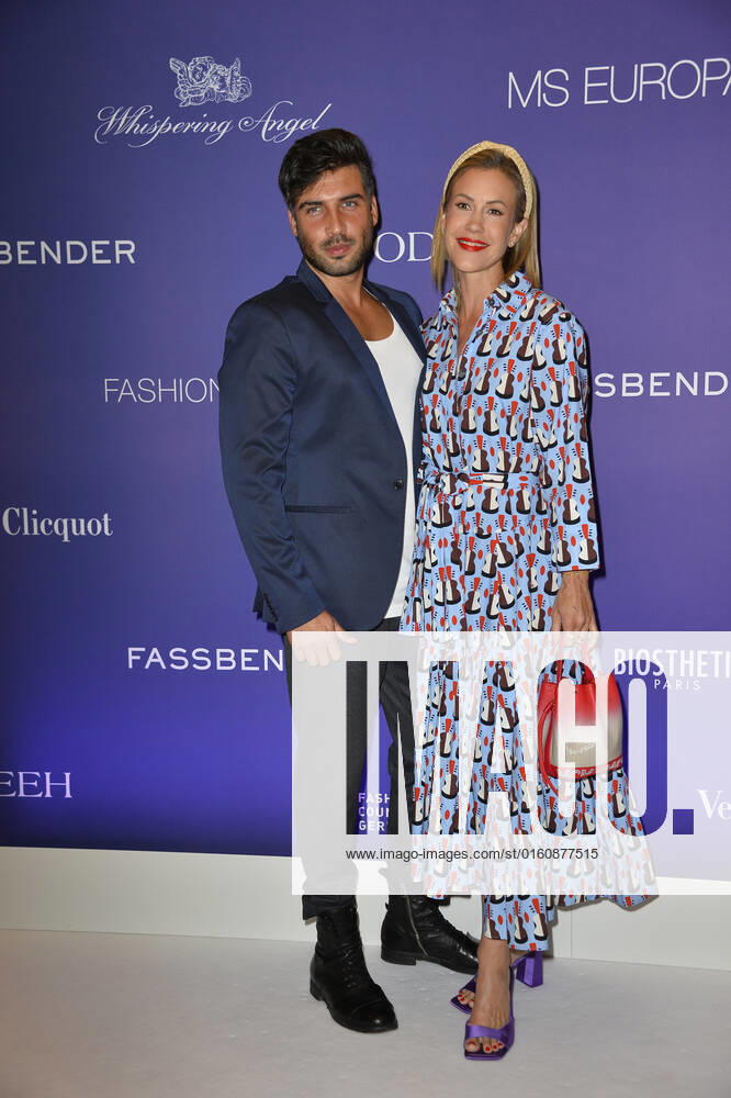 Wolke Hegenbarth mit Partner Oliver Vaid Fashion2Night auf der MS EUROPA 2 Schiff Hamburg 10. Juni 2022