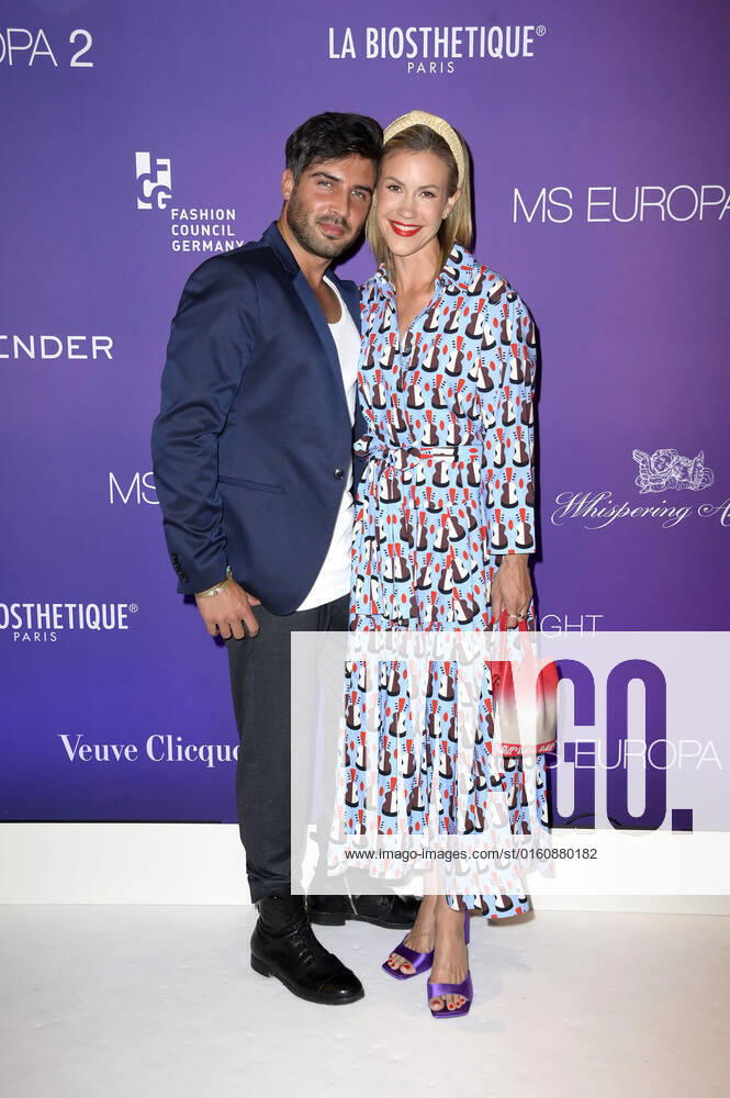Wolke Hegenbarth mit Partner Oliver Vaid bei der Fashion2Night mit den Fashion Shows von Odeeh und Fassbender mit ihren individuell für MS Europa 2 entworfenen Cruise Collections auf der MS Europa 2. Hamburg