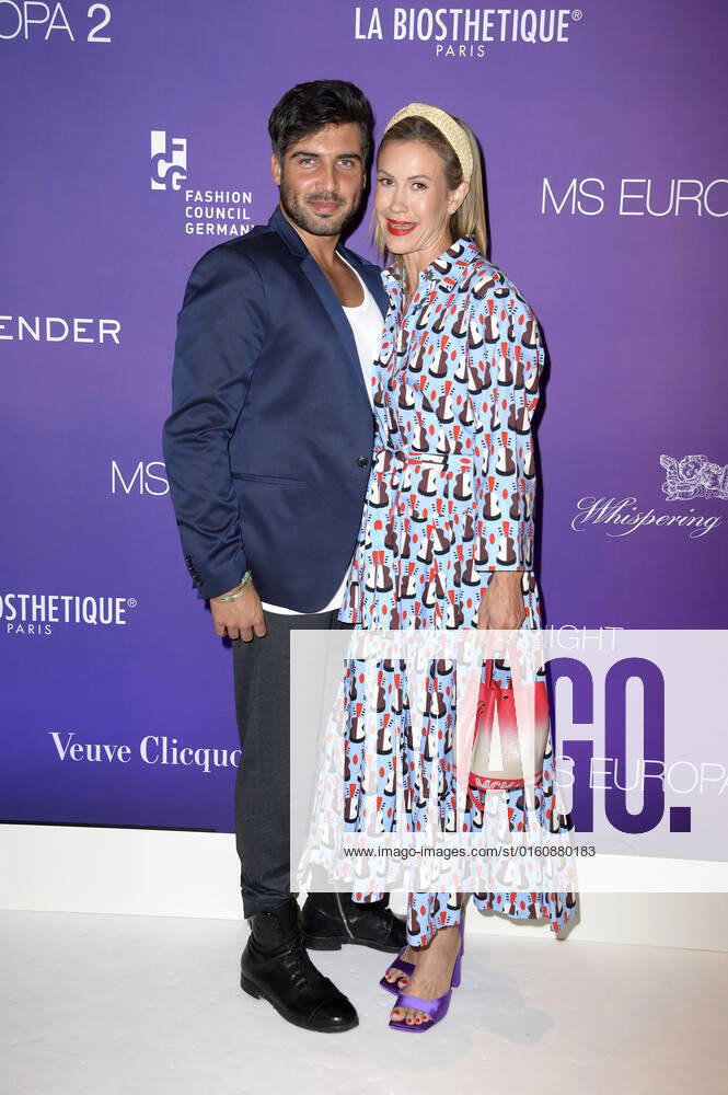 Wolke Hegenbarth mit Partner Oliver Vaid bei der Fashion2Night mit den Fashion Shows von Odeeh und Fassbender mit ihren individuell für MS Europa 2 entworfenen Cruise Collections auf der MS Europa 2. Hamburg