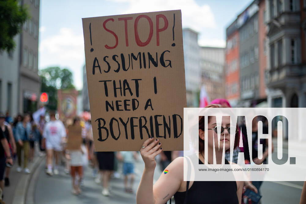 Dyke March in Augsburg Ca. 110 Menschen versammelten sich am 11.6.2022 in Augsburg zum Dyke* March, um für queere Sichtbarkeit bei Frauen, Nicht-Binären und Trans-Menschen und gegen Sexismus zu demonstrieren. -- On June 11, 2022 about 110 people joined the Dyke* March in AUgsburg, Germany to protest for queer visibility for women, non-binaries and trans-people and against sexism. Augsburg Bayern Deutschland