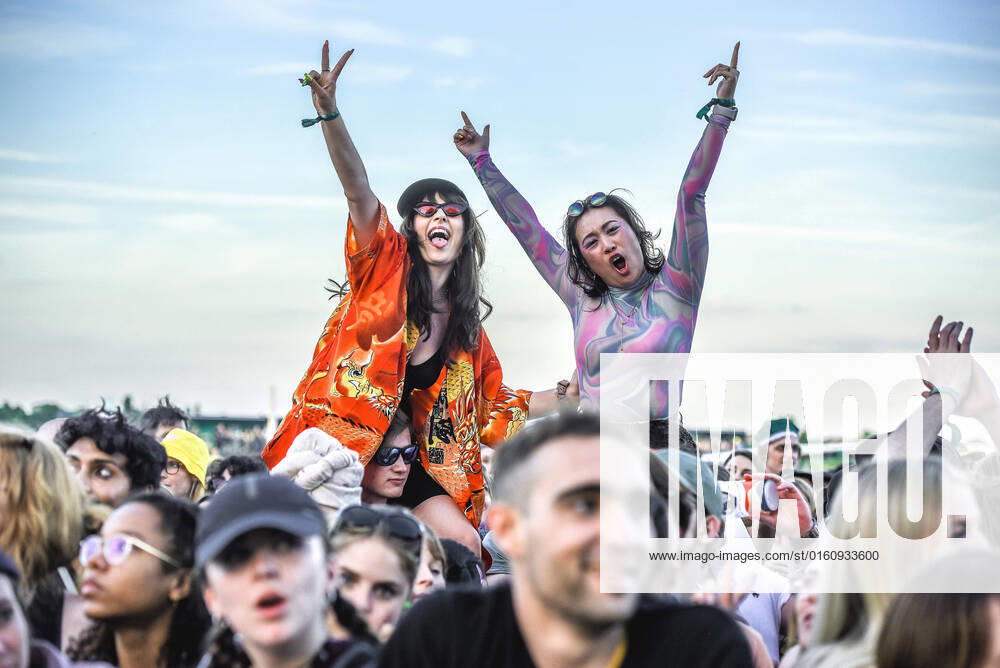 Entertainment Musik, Tempelhof Sounds 2022, v.l.zwei weibliche Fans auf den Schultern bei The Strokes auf der MainStage Buehne waehrend demTempelhof Sounds 2022 - Tag 3 - auf den ehemaligen Flughafengelaende Tempelhof in Berlin. Berlin
