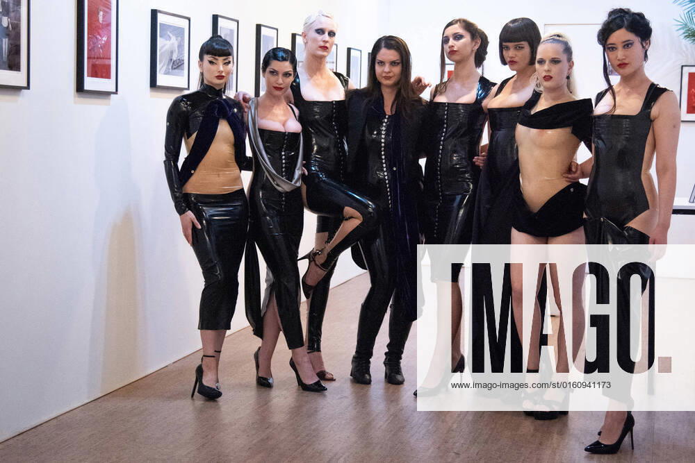 Bilder des Jahres 2022, Entertainment 06 Juni Entertainment Themen der Woche KW23 Nina Doroushi Velvet and Steel Catwalk Show. London Fashion Week 2022 London, UK. Nina Doroushi (4th left, centre) at the The Nina Doroushi The Nina Doroushi Velvet and Steel Catwalk show at Vout-O-Reenees, The Crypt. London Fashion Week 2022. 10th June 2022. LMK405-S110622LSAN-001