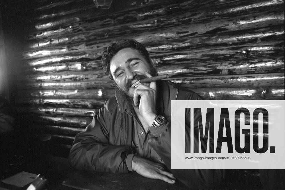 Fidel Castro, freundliches Portraet, Porträt, Portrait, Angeschnittenes Einzelbild, Einzelmotiv,, Brustbild, mit einer Zigarre, Rauchen, Raucher, im Jahr 1967 auf Kuba; Fidel CASTRO (eigentlich: Fidel Alejandro Castro Ruz), Kuba, Politik, Regierungschef von Kuba; SW-Aufnahme,