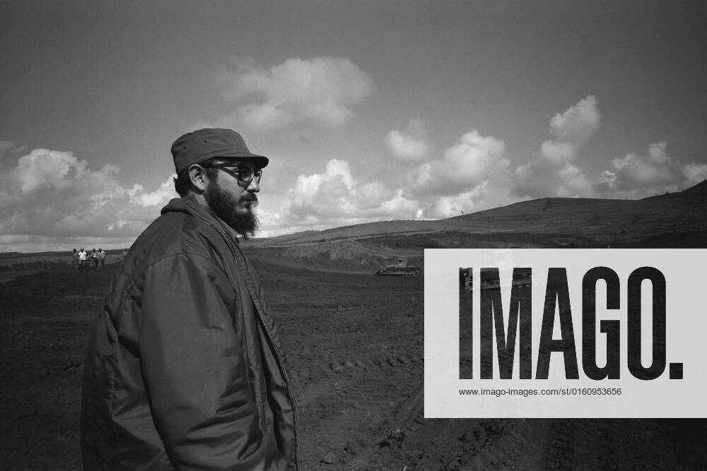 Fidel Castro steht auf einem Feld, halbe Figur, Halbfigur, er beobachtet zwei Planierraupen bei der Arbeit, im Jahr 1967 auf Kuba; Fidel CASTRO (eigentlich: Fidel Alejandro Castro Ruz), Kuba, Politik, Regierungschef von Kuba; black and white, Schwarz - weiss, schwarzweiss, monochrom, SW Monochrome, Schwarzweissfoto,