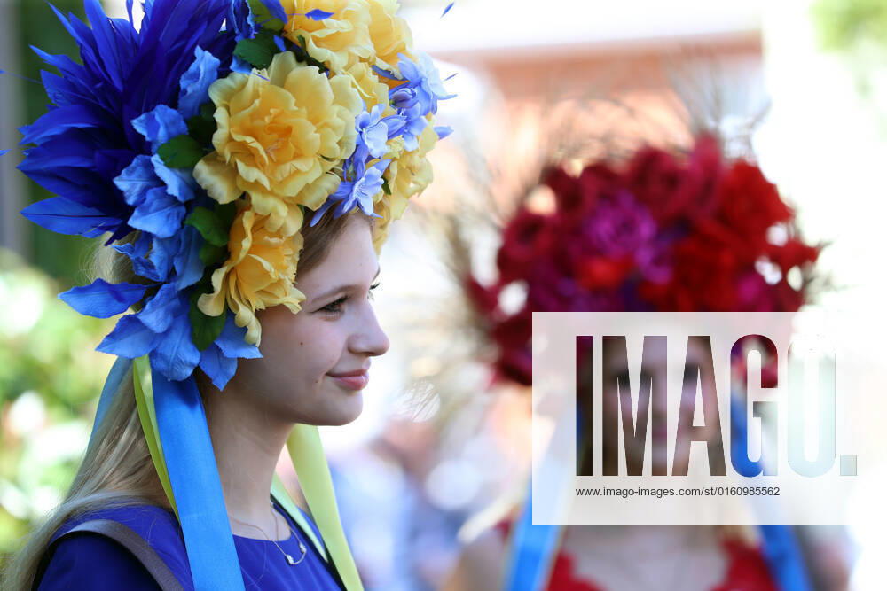 Ascot, Windsor, GBR - Fashion: Women with hats at the racecourse. Ascot racecourse. (Zuschauer, Besucher, Publikum, Fashion, Mode, modisch, Frauen, Eleganz, elegant, Huete, High Society, Gesellschaft, Menschen, Personen, weiblich, feminin, Kopfbedeckungen) 220614D506ROYAL_ASCOT