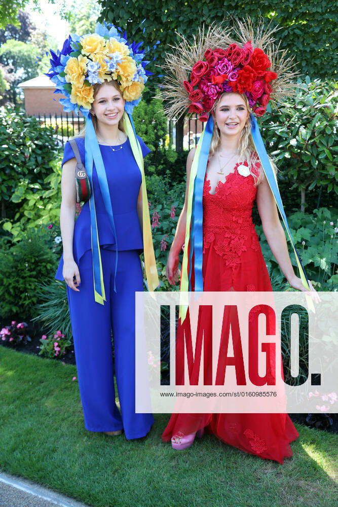 Ascot, Windsor, GBR - Fashion: Women with hats at the racecourse. Ascot racecourse. (Zuschauer, Besucher, Publikum, Fashion, Mode, modisch, Frauen, Eleganz, elegant, Huete, High Society, Gesellschaft, Menschen, Personen, weiblich, feminin, Kopfbedeckungen) 220614D508ROYAL_ASCOT