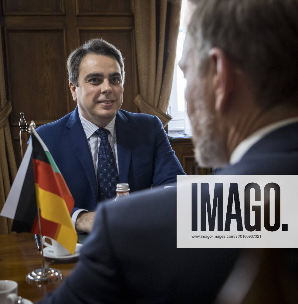 Christian Lindner (FDP), Bundesminister der Finanzen, trifft den Finanzminister von Bulgarien, Asen Vasilev (L), in Sofia. Hier schauen beide in einen alten Haushaltsplan des Landes. Sofia Bulgarien