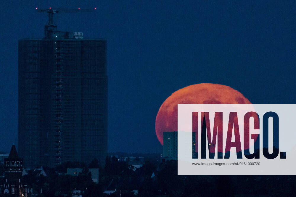 Der sogenannte Erdbeermond zeichnet sich ab beim Aufgang neben dem Steglitzer Kreisel in Berlin, 14.06.2022. Berlin Deutschland