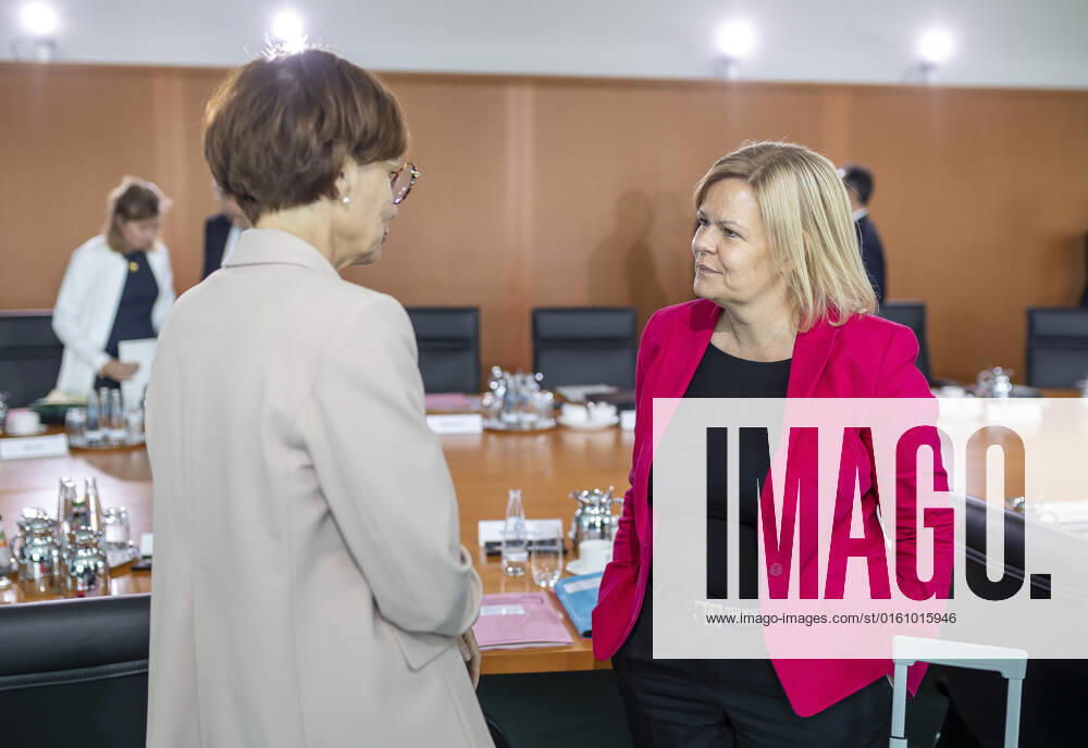 Nancy Faeser (SPD), Bundesministerin fuer Inneres und Heimat, und Bettina Stark-Watzinger, Bundesministerin fuer Bildung und Forschung, zu Beginn einer Kabinettssitzung. Berlin Deutschland