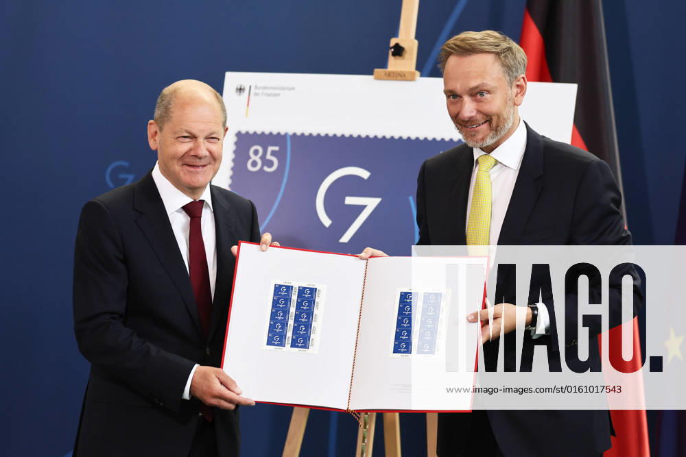 Bundeskanzler Olaf Scholz und Bundesfinanzminister Christian Lindner waehrend der Praesentation des Sonderpostwertzeichens G7-Praesidentschaft in Kanzleramt in Berlin am 15. Juni 2022. Praesentation des Sonderpostwertzeichens G7-Praesidentschaft