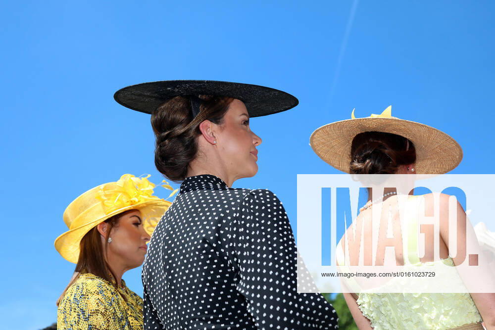 Ascot, Windsor, GBR - Fashion: Women with hats at the racecourse. Ascot racecourse. (Zuschauer, Besucher, Publikum, Fashion, Mode, modisch, Frauen, Eleganz, elegant, Huete, High Society, Gesellschaft, Menschen, Personen, weiblich, feminin, Kopfbedeckungen) 220615D509ROYAL_ASCOT