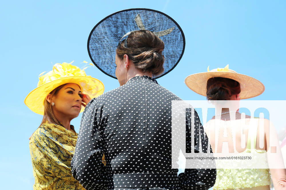 Ascot, Windsor, GBR - Fashion: Women with hats at the racecourse. Ascot racecourse. (Zuschauer, Besucher, Publikum, Fashion, Mode, modisch, Frauen, Eleganz, elegant, Huete, High Society, Gesellschaft, Menschen, Personen, weiblich, feminin, Kopfbedeckungen) 220615D510ROYAL_ASCOT