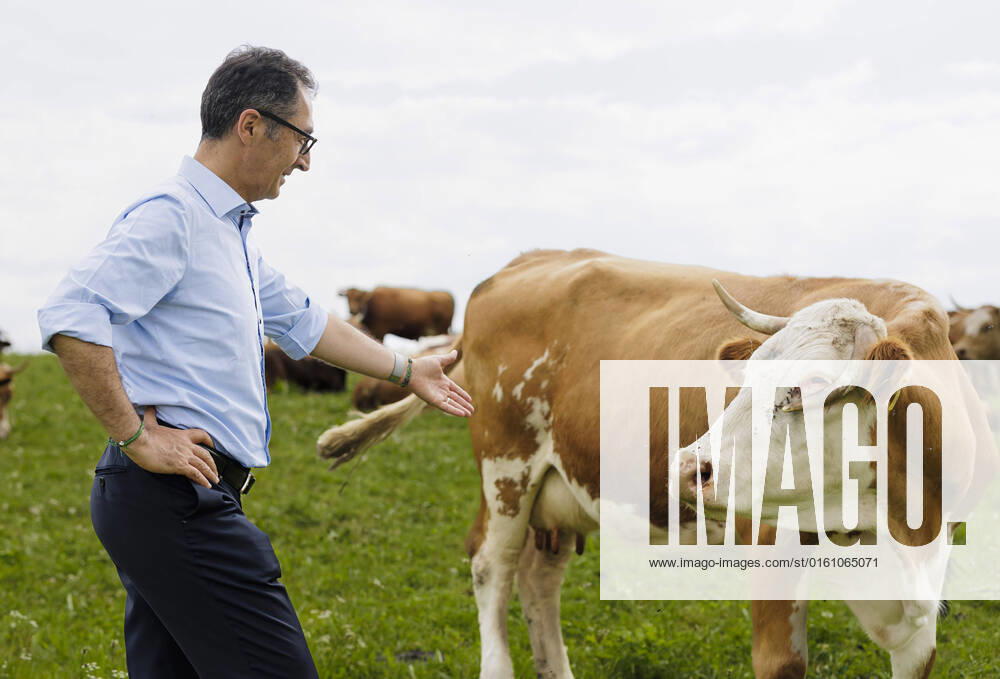 Cem Oezdemir (Buendnis 90 Die Gruenen), Bundesminister fuer Landwirtschaft und Ernaehrung, besucht einen demeter Bauernhof in Holzkirchen, 16.06.2022. Holzkirchen Deutschland