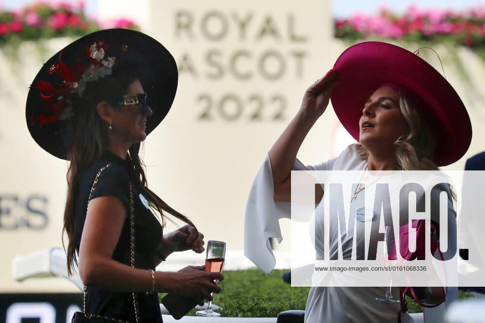 Ascot, Windsor, GBR - Fashion: Women with hats at the racecourse. Ascot racecourse. (Zuschauer, Besucher, Publikum, Fashion, Mode, modisch, Frauen, Eleganz, elegant, Huete, High Society, Gesellschaft, Menschen, Personen, weiblich, feminin, Kopfbedeckungen) 220616D576ROYAL_ASCOT