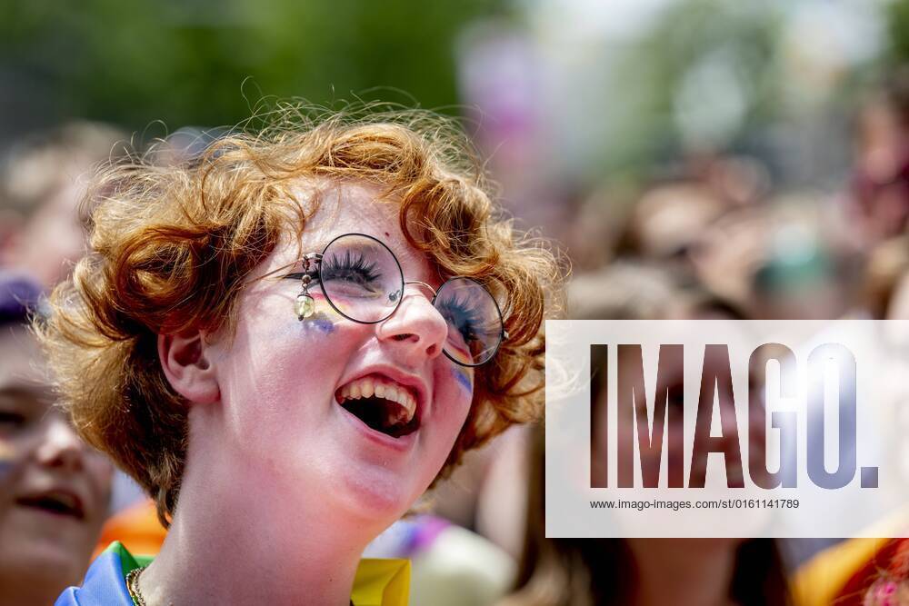 2022-06-18 14:25:04 ROTTERDAM - Audience on during Pink Saturday at the Coolsingel. Pink Saturday is held in Rotterdam, an annual national event that focuses on the emancipation of the LGBTQ+ community with a march, information market and performances. ANP ROBIN UTRECHT netherlands out - belgium out