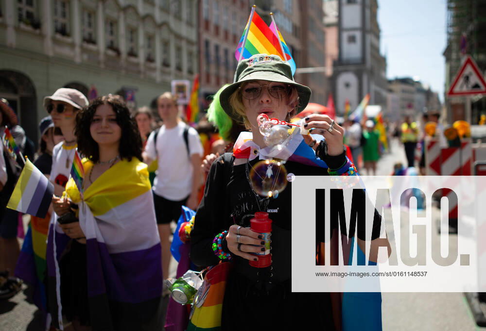 Christopher Street Day in Augsburg Am 18.6.2022 versammelten sich laut Polizei mindestens 3000 Menschen in Augsburg, um den Christopher Street Day ( CSD ) zu feiern und um für queere Sichtbarkeit und für queere Rechte zu demonstrieren. -- On June 18, 2022 according to police more than 3000 people joined the Christopher Street Day Pride in Augsburg, Germany to party and protest for queer visibility and for queer rights. Augsburg Bayern Deutschland