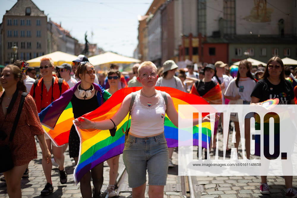 Christopher Street Day in Augsburg Am 18.6.2022 versammelten sich laut Polizei mindestens 3000 Menschen in Augsburg, um den Christopher Street Day ( CSD ) zu feiern und um für queere Sichtbarkeit und für queere Rechte zu demonstrieren. -- On June 18, 2022 according to police more than 3000 people joined the Christopher Street Day Pride in Augsburg, Germany to party and protest for queer visibility and for queer rights. Augsburg Bayern Deutschland