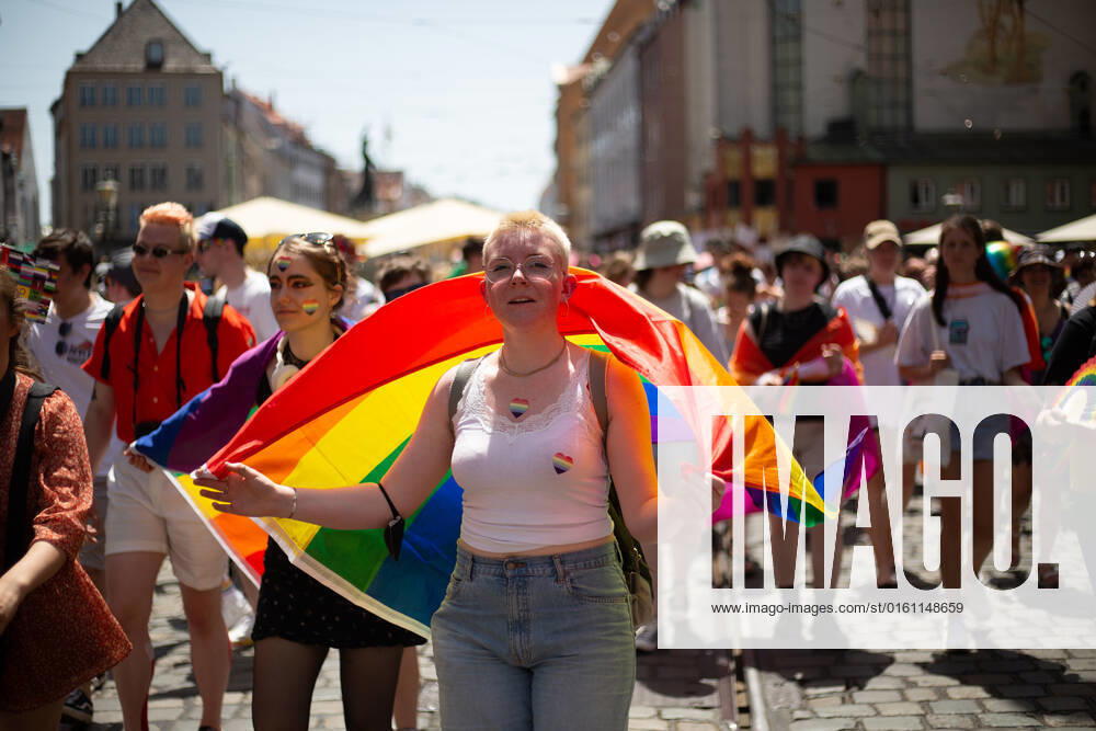Christopher Street Day in Augsburg Am 18.6.2022 versammelten sich laut Polizei mindestens 3000 Menschen in Augsburg, um den Christopher Street Day ( CSD ) zu feiern und um für queere Sichtbarkeit und für queere Rechte zu demonstrieren. -- On June 18, 2022 according to police more than 3000 people joined the Christopher Street Day Pride in Augsburg, Germany to party and protest for queer visibility and for queer rights. Augsburg Bayern Deutschland