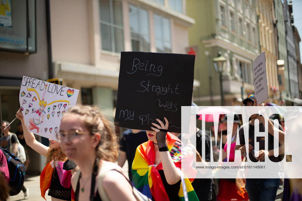 Christopher Street Day in Augsburg Am 18.6.2022 versammelten sich laut Polizei mindestens 3000 Menschen in Augsburg, um den Christopher Street Day ( CSD ) zu feiern und um für queere Sichtbarkeit und für queere Rechte zu demonstrieren. -- On June 18, 2022 according to police more than 3000 people joined the Christopher Street Day Pride in Augsburg, Germany to party and protest for queer visibility and for queer rights. Augsburg Bayern Deutschland