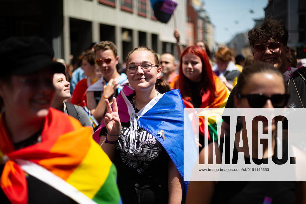 Christopher Street Day in Augsburg Am 18.6.2022 versammelten sich laut Polizei mindestens 3000 Menschen in Augsburg, um den Christopher Street Day ( CSD ) zu feiern und um für queere Sichtbarkeit und für queere Rechte zu demonstrieren. -- On June 18, 2022 according to police more than 3000 people joined the Christopher Street Day Pride in Augsburg, Germany to party and protest for queer visibility and for queer rights. Augsburg Bayern Deutschland