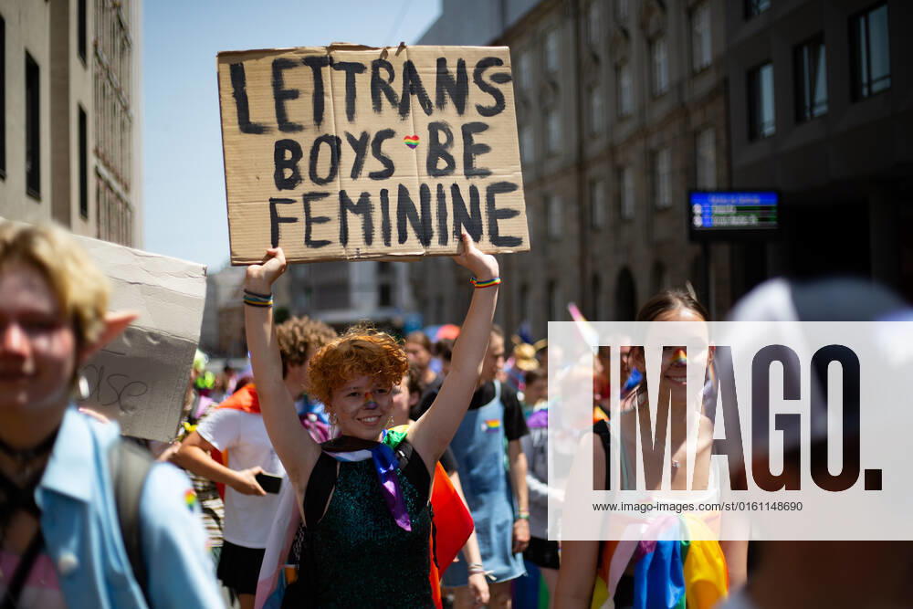 Christopher Street Day in Augsburg Am 18.6.2022 versammelten sich laut Polizei mindestens 3000 Menschen in Augsburg, um den Christopher Street Day ( CSD ) zu feiern und um für queere Sichtbarkeit und für queere Rechte zu demonstrieren. -- On June 18, 2022 according to police more than 3000 people joined the Christopher Street Day Pride in Augsburg, Germany to party and protest for queer visibility and for queer rights. Augsburg Bayern Deutschland