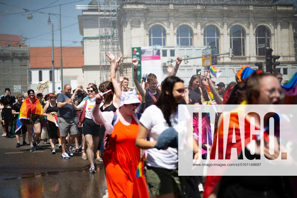 Christopher Street Day in Augsburg Am 18.6.2022 versammelten sich laut Polizei mindestens 3000 Menschen in Augsburg, um den Christopher Street Day ( CSD ) zu feiern und um für queere Sichtbarkeit und für queere Rechte zu demonstrieren. -- On June 18, 2022 according to police more than 3000 people joined the Christopher Street Day Pride in Augsburg, Germany to party and protest for queer visibility and for queer rights. Augsburg Bayern Deutschland