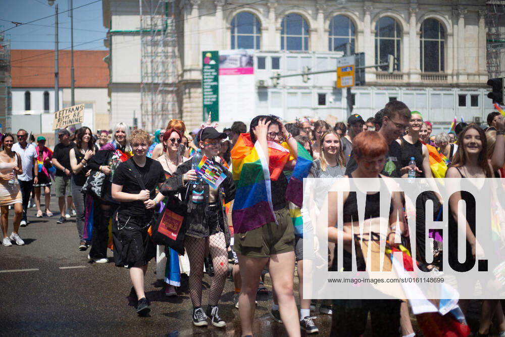 Christopher Street Day in Augsburg Am 18.6.2022 versammelten sich laut Polizei mindestens 3000 Menschen in Augsburg, um den Christopher Street Day ( CSD ) zu feiern und um für queere Sichtbarkeit und für queere Rechte zu demonstrieren. -- On June 18, 2022 according to police more than 3000 people joined the Christopher Street Day Pride in Augsburg, Germany to party and protest for queer visibility and for queer rights. Augsburg Bayern Deutschland