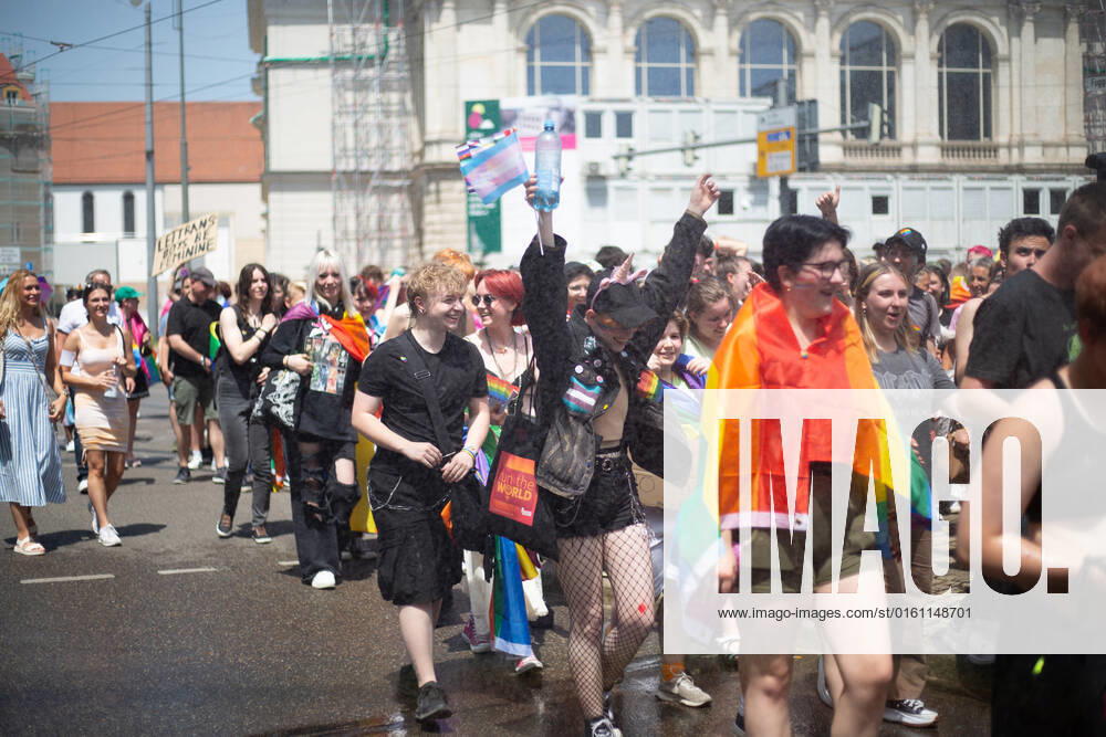 Christopher Street Day in Augsburg Am 18.6.2022 versammelten sich laut Polizei mindestens 3000 Menschen in Augsburg, um den Christopher Street Day ( CSD ) zu feiern und um für queere Sichtbarkeit und für queere Rechte zu demonstrieren. -- On June 18, 2022 according to police more than 3000 people joined the Christopher Street Day Pride in Augsburg, Germany to party and protest for queer visibility and for queer rights. Augsburg Bayern Deutschland