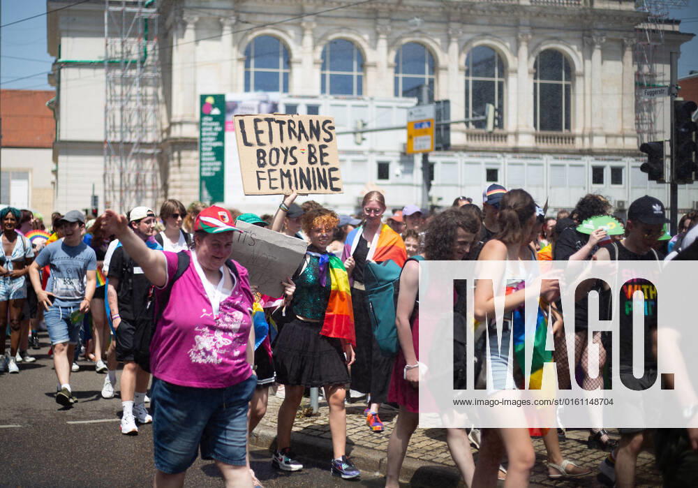 Christopher Street Day in Augsburg Am 18.6.2022 versammelten sich laut Polizei mindestens 3000 Menschen in Augsburg, um den Christopher Street Day ( CSD ) zu feiern und um für queere Sichtbarkeit und für queere Rechte zu demonstrieren. -- On June 18, 2022 according to police more than 3000 people joined the Christopher Street Day Pride in Augsburg, Germany to party and protest for queer visibility and for queer rights. Augsburg Bayern Deutschland