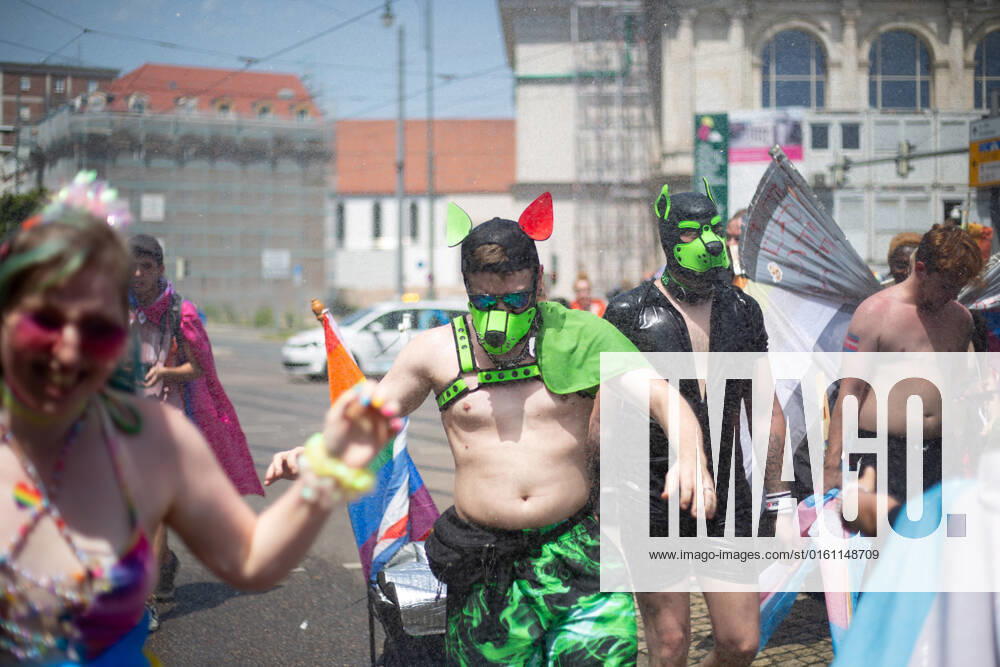Christopher Street Day in Augsburg Am 18.6.2022 versammelten sich laut Polizei mindestens 3000 Menschen in Augsburg, um den Christopher Street Day ( CSD ) zu feiern und um für queere Sichtbarkeit und für queere Rechte zu demonstrieren. -- On June 18, 2022 according to police more than 3000 people joined the Christopher Street Day Pride in Augsburg, Germany to party and protest for queer visibility and for queer rights. Augsburg Bayern Deutschland