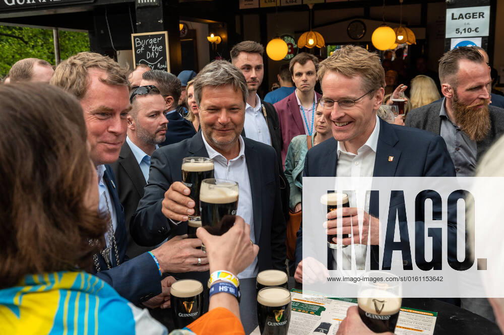Kiel, Deutschland, 18. Juni 2022, Die Kieler Woche 2022 ist eröffnet! Mit Ministerpräsident Daniel Günther (Glasen) und Bundeswirtschaftsminister Robert Habeck (Typhonsignel Leinen los) und weiteren prominenten Gästen und ca. 10.000 Besuchern fand die Eröffnung auf dem Rathausplatz statt.