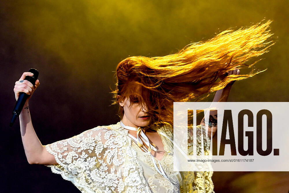 Berlin Tempelhof Sounds Festival Berlin 2022 10.06.2022,Die Saengerin Florence Leontine Mary Welch von der englischen Band Florence + the Machine steht beim Tempelhof-Sounds Festival auf dem Gelände des ehemaligen Flughafens Berlin Tempelhof auf der Buehne