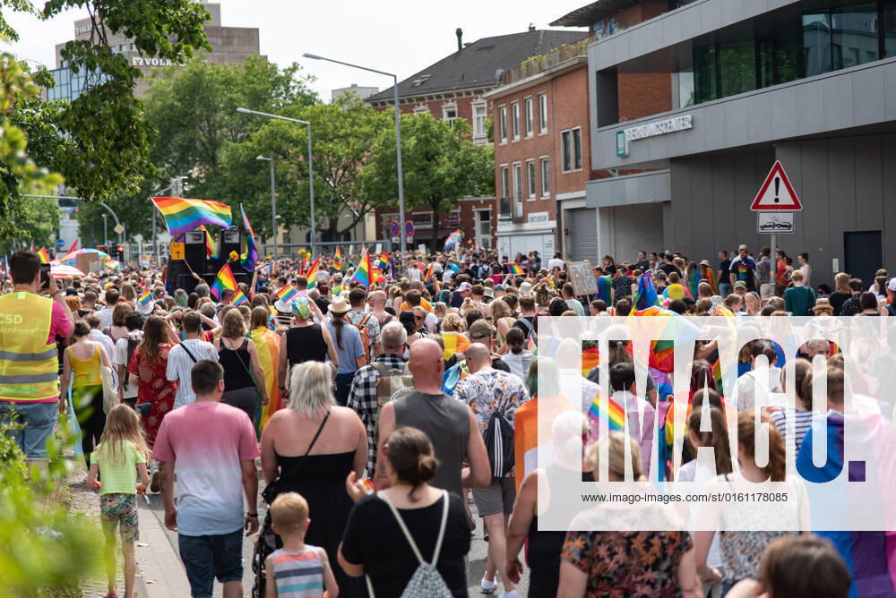 Oldenburg CSD Nordwest in Oldenburg, 18.06.2022 Rund 9.000 Personen demonstrierten im Rahmen des Christopher-Street-Day in Oldenburg für sexuelle und geschlechtliche Vielfalt. CSD Nordwest in Oldenburg