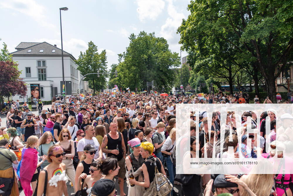 Oldenburg CSD Nordwest in Oldenburg, 18.06.2022 Rund 9.000 Personen demonstrierten im Rahmen des Christopher-Street-Day in Oldenburg für sexuelle und geschlechtliche Vielfalt. CSD Nordwest in Oldenburg