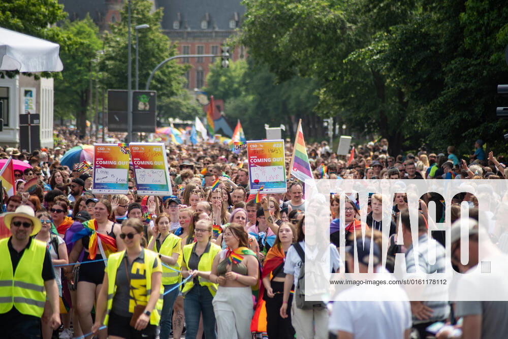 Oldenburg CSD Nordwest in Oldenburg, 18.06.2022 Rund 9.000 Personen demonstrierten im Rahmen des Christopher-Street-Day in Oldenburg für sexuelle und geschlechtliche Vielfalt. CSD Nordwest in Oldenburg