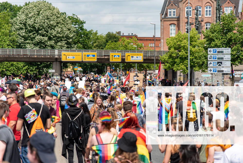 Oldenburg CSD Nordwest in Oldenburg, 18.06.2022 Rund 9.000 Personen demonstrierten im Rahmen des Christopher-Street-Day in Oldenburg für sexuelle und geschlechtliche Vielfalt. CSD Nordwest in Oldenburg