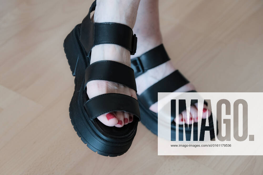 Düsseldorf 19.06.2022 Ugly Dad Damenschuhe hässliche klobige Sandalen edgy Look Plateau-Sohle roter Nagellack Pediküre Düsseldorf Nordrhein-Westfalen Deutschland