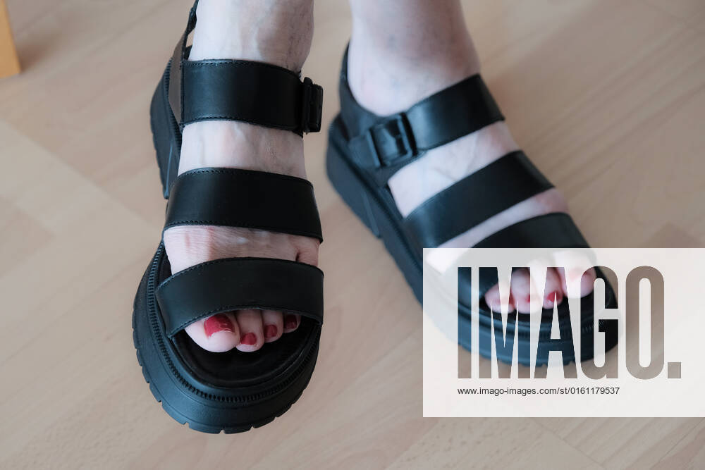 Düsseldorf 19.06.2022 Ugly Dad Damenschuhe hässliche klobige Sandalen edgy Look Plateau-Sohle roter Nagellack Pediküre Düsseldorf Nordrhein-Westfalen Deutschland