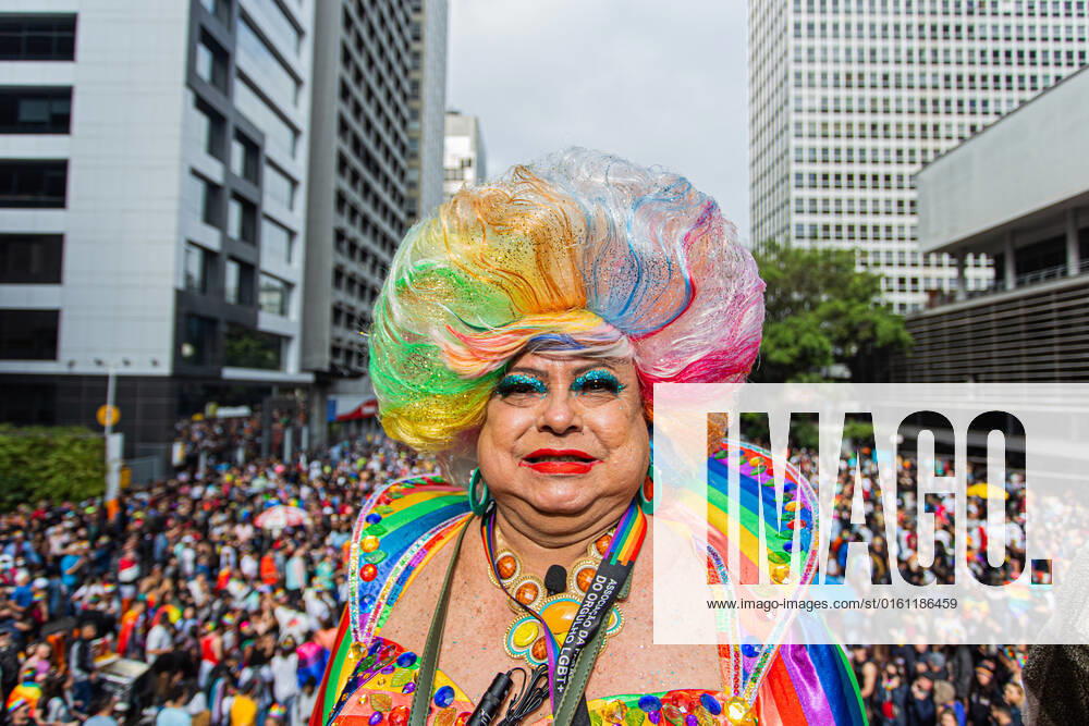 SÃO PAULO, SP - 19.06.2022: PARADA LGBT - 26th São Paulo LGBT+ Pride Parade. Parade of electric trios and parade goers (lesbians, gays, bisexuals, transsexuals, transvestites, queer, intersex and asexuals). Avenida Paulista, São Paulo, June 19, 2022. x2222796x VanxCampos