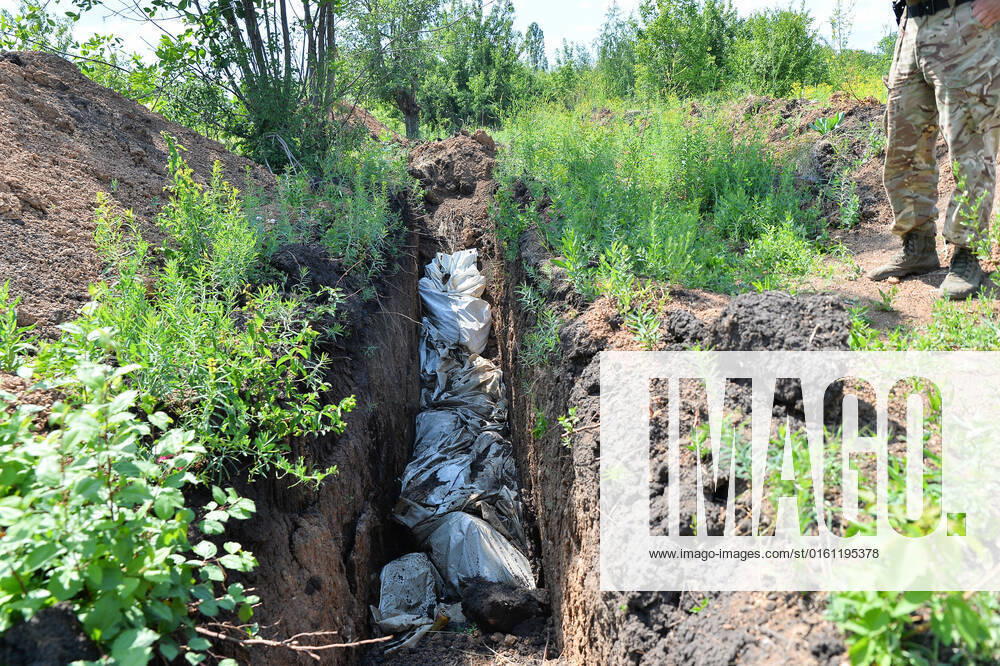 Bilder des Jahres 2022, News 06 Juni June 19, 2022, Lysychansk, Ukraine: A trench filled with bodies of those killed by the continued Russian barrage in Lysychansk. According to officials, the bodies of hundreds from the city and surrounding areas continue to mount. Lysychansk Ukraine - ZUMAs197 20220619_zaa_s197_183