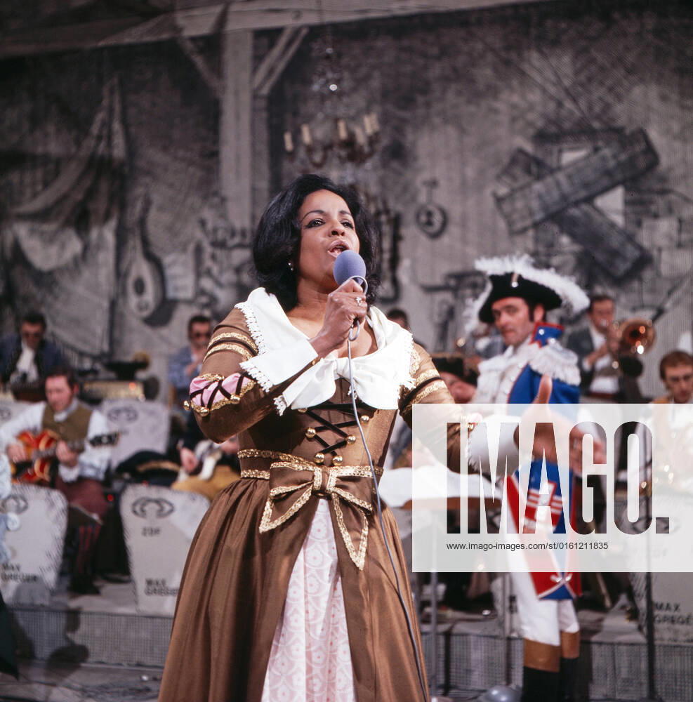 VERGISSMEINNICHT Vergißmeinnicht, ZDF Spielshow, Deutschland, 1970, im Bild: Gaststar: Mona Baptiste mit der Max Greger Bigband. Vergissmeinnicht, TV game show, Germany, 1970, on the photo: guest star Mona Baptiste and the Max Greger Big band., Deutschland