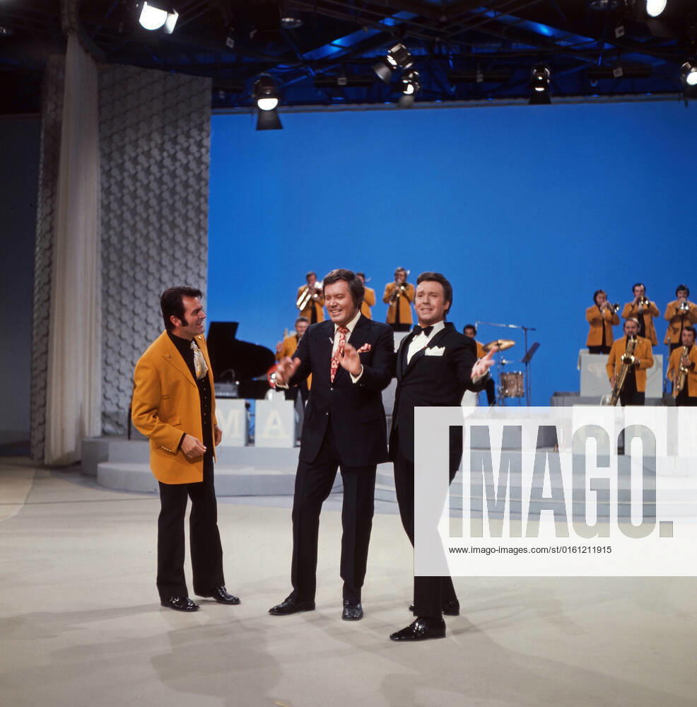 DREI MAL NEUN Drei mal Neun, ZDF Quizshow, Deutschland, 1971, im Bild: Bandleader Max Greger, Showmaster Wim Thoelke und Showgast Peter Alexander bei einer heiteren Showdarbietung. Drei mal Neun, TV quiz show, Germany, 1971, on the photo: Bandleader Max Greger, presenter Wim Thoelke and show guest Peter Alexander with a cheerful show performance., Deutschland