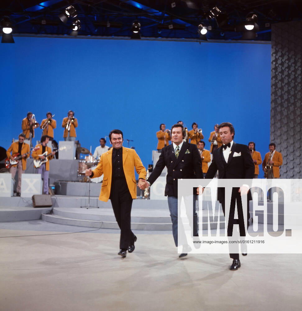 DREI MAL NEUN Drei mal Neun, ZDF Quizshow, Deutschland, 1971, im Bild: Bandleader Max Greger mit Bigband, Showmaster Wim Thoelke und Showgast Peter Alexander bei einer heiteren Showdarbietung. Drei mal Neun, TV quiz show, Germany, 1971, on the photo: Bandleader Max Greger with Big band, presenter Wim Thoelke and show guest Peter Alexander with a cheerful show performance., Deutschland