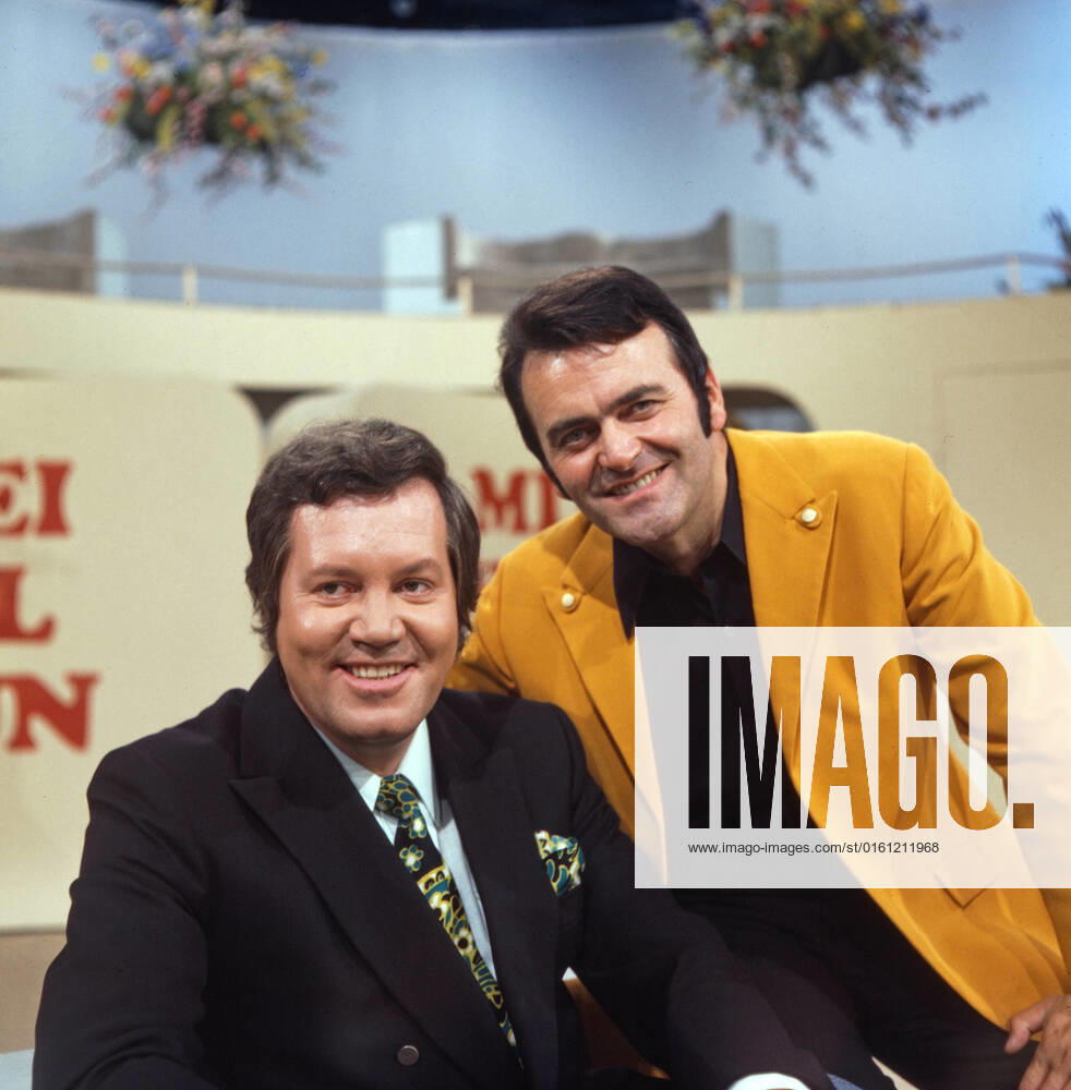 DREI MAL NEUN Drei mal Neun, ZDF Quizshow, Deutschland, 1971, im Bild: Showmaster Wim Thoelke mit Bandleader Max Greger. Drei mal Neun, TV quiz show, Germany, 1971, on the photo: presenter Wim Thoelke with Max Greger., Deutschland
