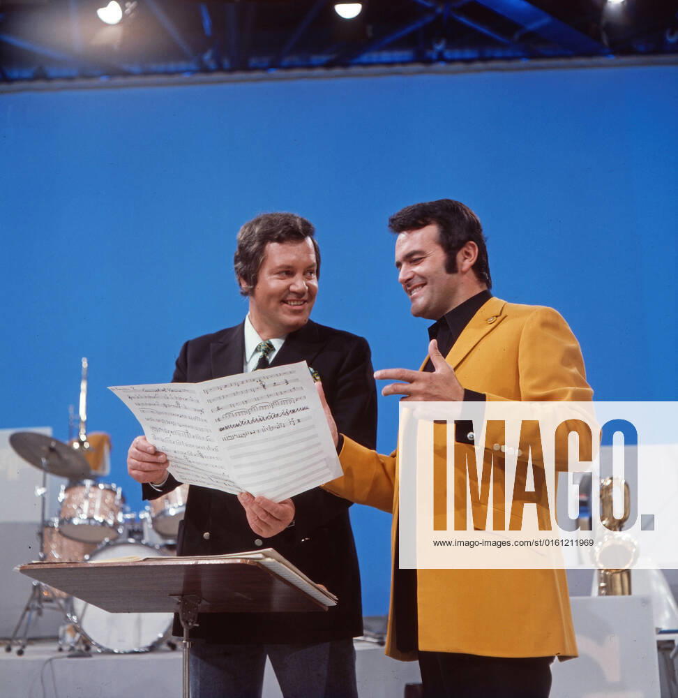 DREI MAL NEUN Drei mal Neun, ZDF Quizshow, Deutschland, 1971, im Bild: Showmaster Wim Thoelke mit Bandleader Max Greger. Drei mal Neun, TV quiz show, Germany, 1971, on the photo: presenter Wim Thoelke with Max Greger., Deutschland