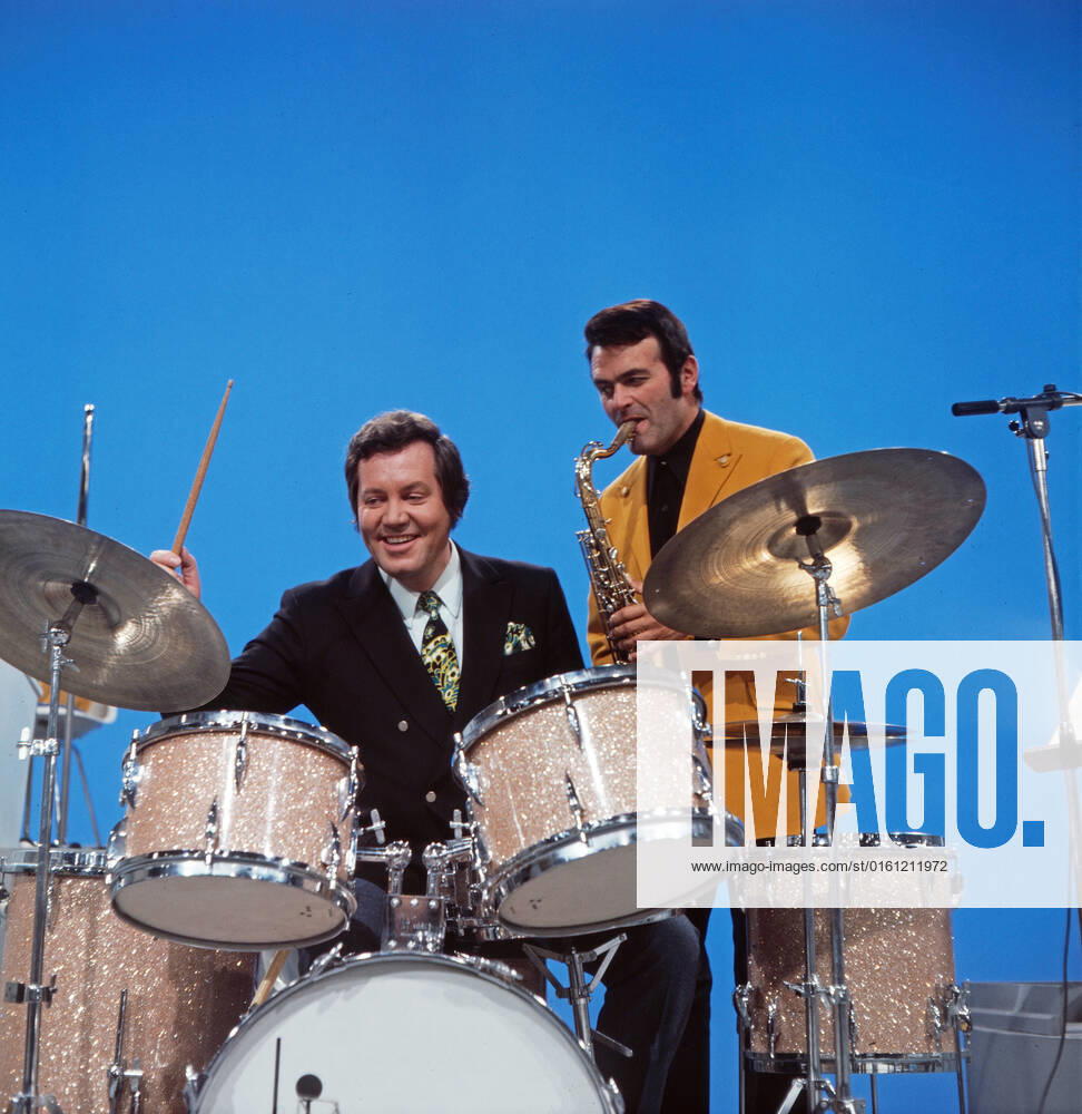 DREI MAL NEUN Drei mal Neun, ZDF Quizshow, Deutschland, 1971, im Bild: Showmaster Wim Thoelke, hier am Schlagzeug mit Bandleader Max Greger am Saxophon. Drei mal Neun, TV quiz show, Germany, 1971, on the photo: presenter Wim Thoelke, here on the drums with Band leader Max Greger on saxophone., Deutschland