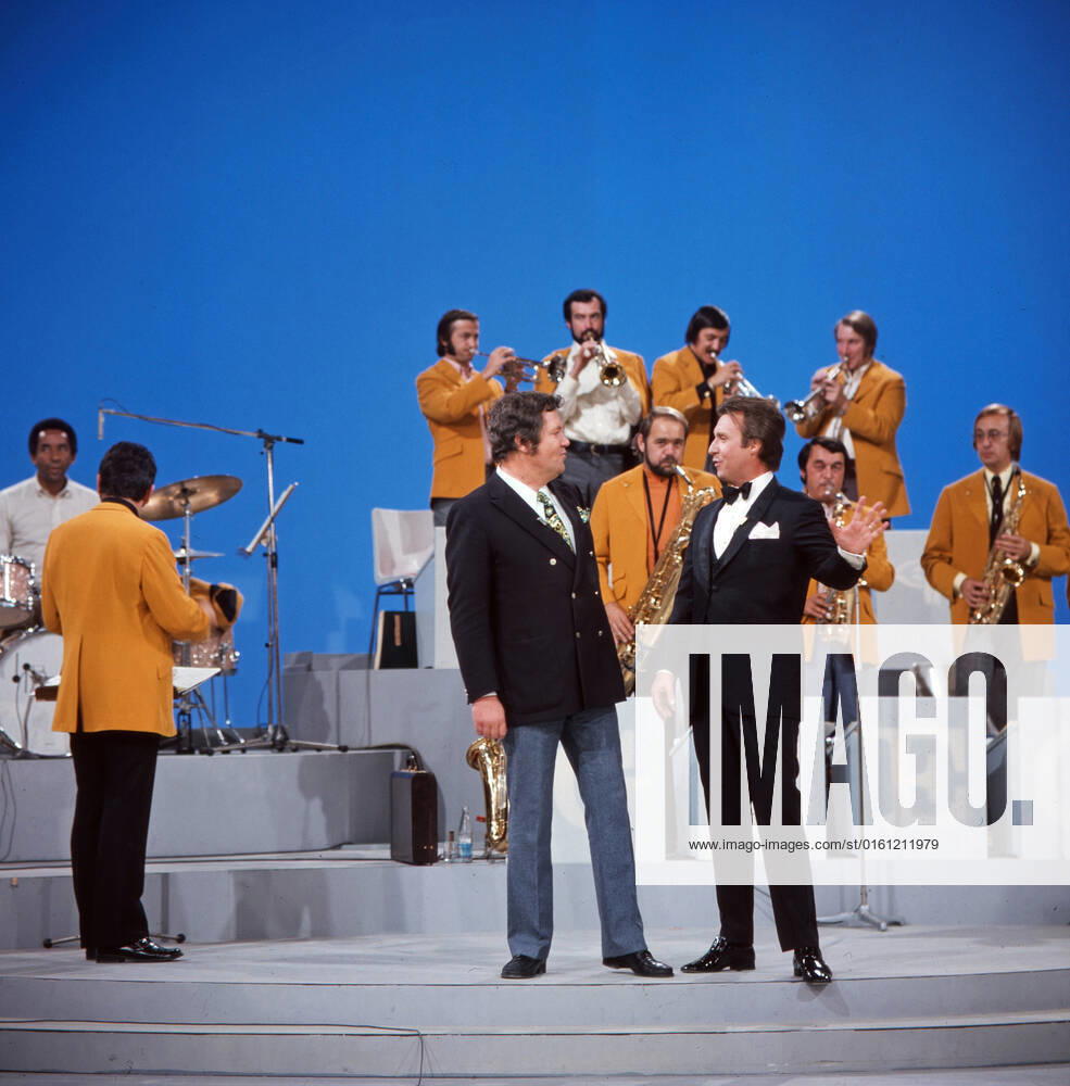 DREI MAL NEUN Drei mal Neun, ZDF Quizshow, Deutschland, 1971, im Bild: Showmaster Wim Thoelke mit Showgast Peter Alexander und Max Greger Bigband. Drei mal Neun, TV quiz show, Germany, 1971, on the photo: presenter Wim Thoelke with show guest Peter Alexander and Max Greger Big band., Deutschland